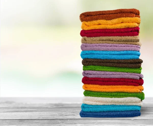 Stapel donzige handdoeken — Stockfoto