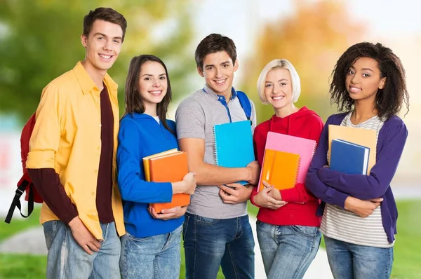 Groep studenten geïsoleerd — Stockfoto