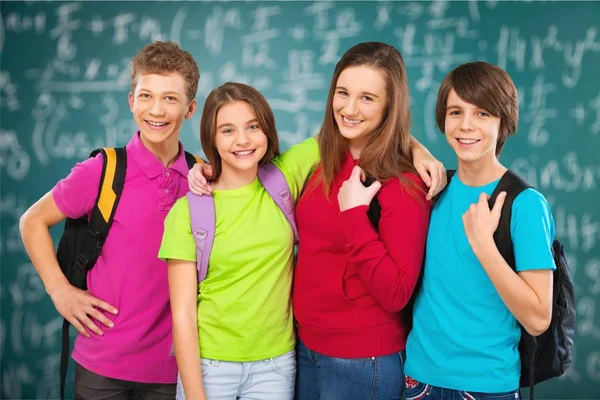 Crianças de escola amigáveis com mochilas — Fotografia de Stock