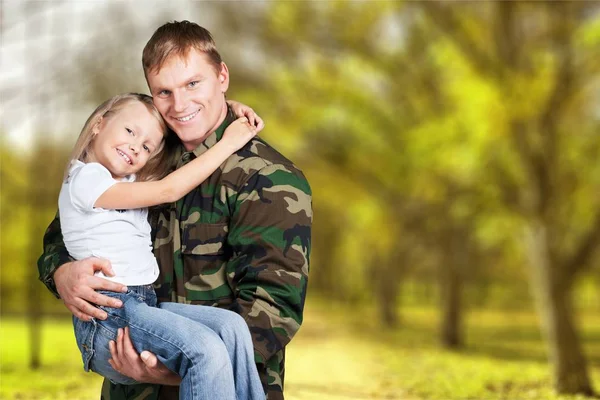 Küçük kız ile askeri asker — Stok fotoğraf