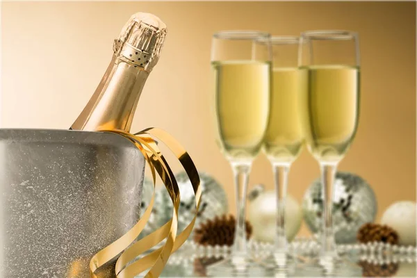 Şampanya ve şişe bardak — Stok fotoğraf