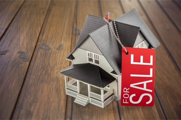 "verkauft "-Schild und Musterhaus — Stockfoto
