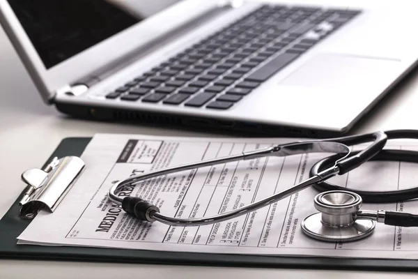 Lieu de travail du médecin avec stéthoscope — Photo