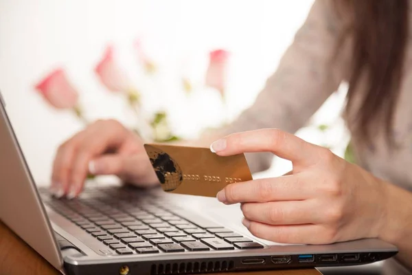 Woman creditcard te houden en te typen — Stockfoto