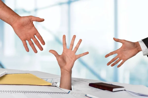 Zakenvrouw hand in de stapel papier — Stockfoto