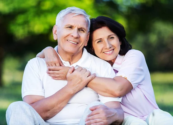 Heureux couple âgé souriant — Photo