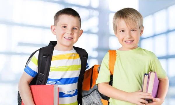 Söta schoolboys med ryggsäckar — Stockfoto