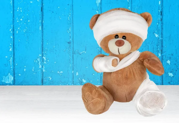 Bandaged teddy bear — Stock Photo, Image