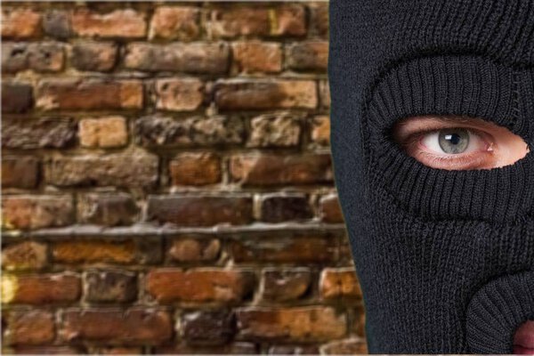 Человек в чёрной балаклаве
