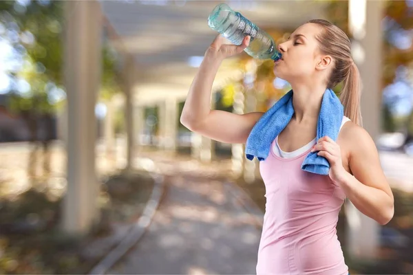 Mujer bebiendo agua después del ejercicio —  Fotos de Stock