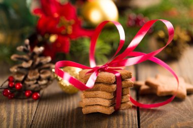 kırmızı kurdele ile lezzetli Noel tatlılar