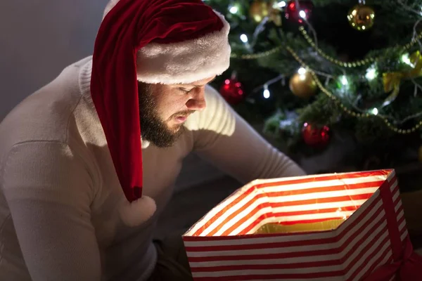 男人在圣诞老人的帽子与礼品盒 — 图库照片