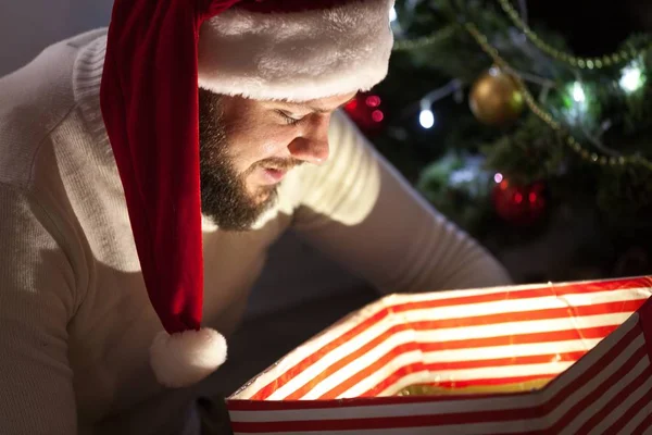 男人在圣诞老人的帽子与礼品盒 — 图库照片