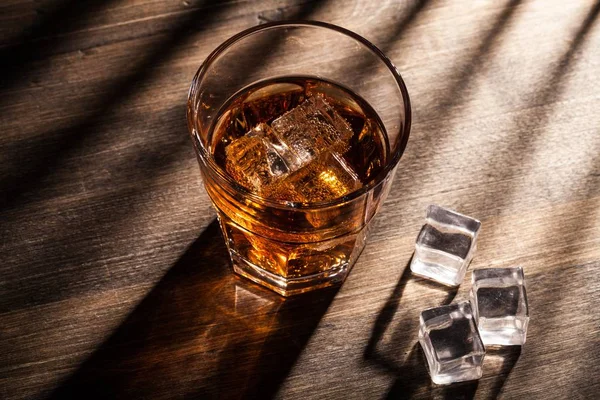 Vaso de whisky y hielo aislado — Foto de Stock