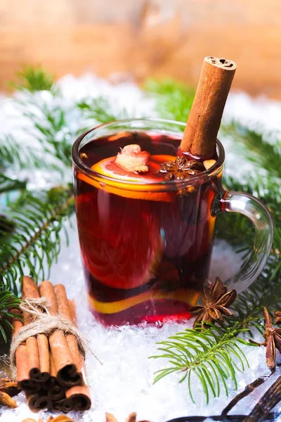 Glühwein mit Zimt — Stockfoto