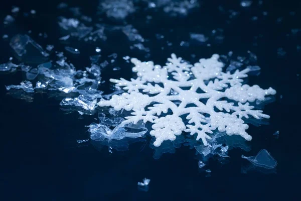 Weihnachten Schneeflocke isoliert — Stockfoto