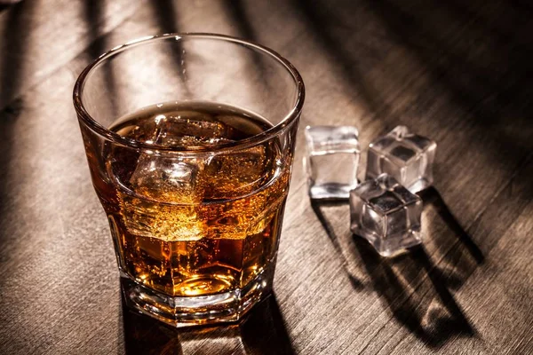 Glas whiskey en ijs geïsoleerd — Stockfoto
