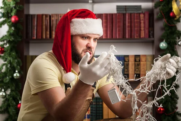 Ο άνθρωπος προσπαθεί να το διορθώσει χριστουγεννιάτικο δέντρο φώτα — Φωτογραφία Αρχείου