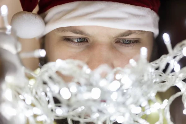 Man trying voor positiebepaling kerstboom verlichting — Stockfoto