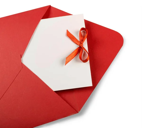 Envelope vermelho e papel branco em branco — Fotografia de Stock