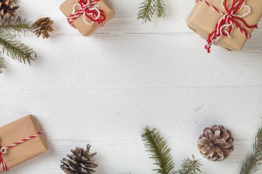 Noel süslemeleri ve hediye kutuları