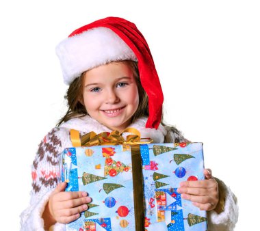 Hediye kutusu olan küçük kız.