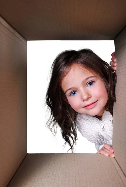 Маленькая девочка с коробкой — стоковое фото