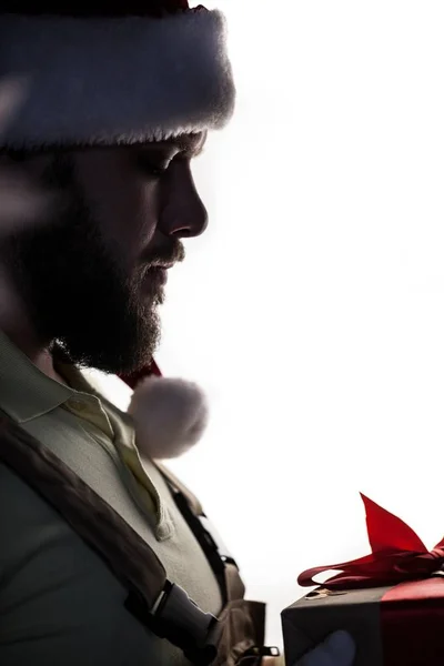 男人穿着带礼物的圣诞老人的帽子 — 图库照片