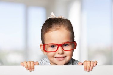 gülümseyen kız beyaz boş