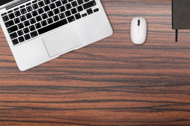 Kavramsal çalışma alanı, dizüstü bilgisayar ve fare 