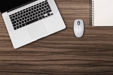 Kavramsal çalışma alanı, dizüstü bilgisayar ve fare 