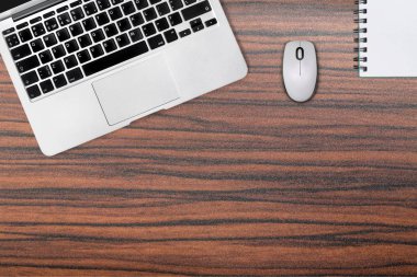 Kavramsal çalışma alanı, dizüstü bilgisayar ve fare 