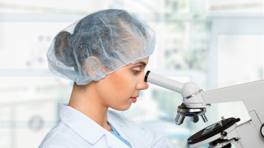 Mikroskopla çalışan kadın bilim adamı