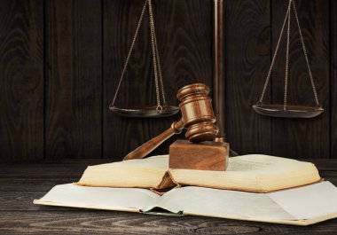 Adalet ölçekler ve kitaplar