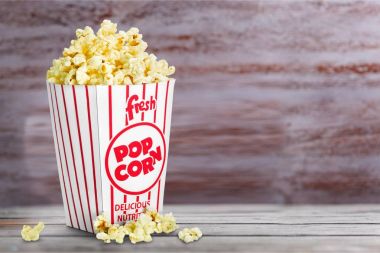 Patlamış mısır yemek kutusunda