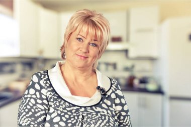 Sarışın kadın kıdemli