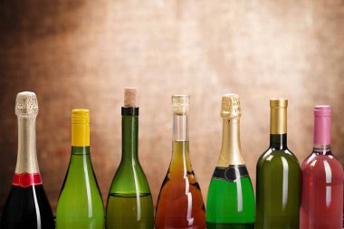 İzole satırda şarap şişeleri 