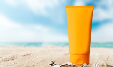 Güneş Losyonu kum plajındaki 