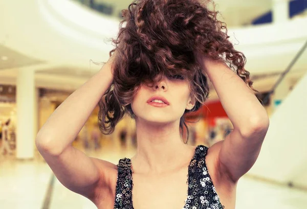 Mulher segurando cabelo encaracolado — Fotografia de Stock