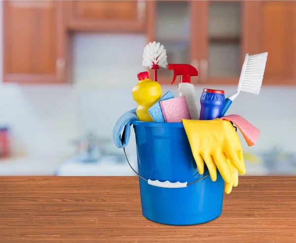 Plastflaska, rengöring handskar och hink — Stockfoto