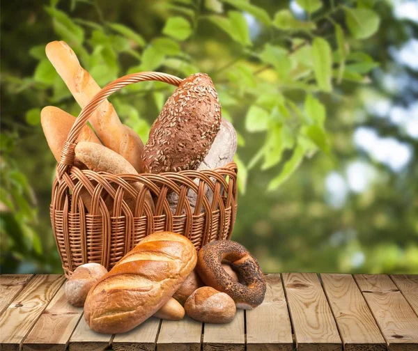 Świeży chleb domowej roboty w koszyku — Zdjęcie stockowe