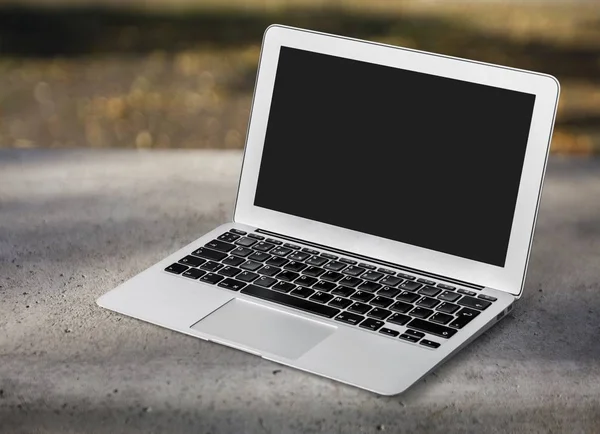 Laptop mit leerem Bildschirm — Stockfoto