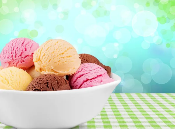 초콜렛, 바닐라 및 딸기 아이스크림 — 스톡 사진