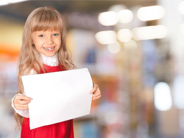 Kleines lächelndes Mädchen mit weißem Rohling — Stockfoto