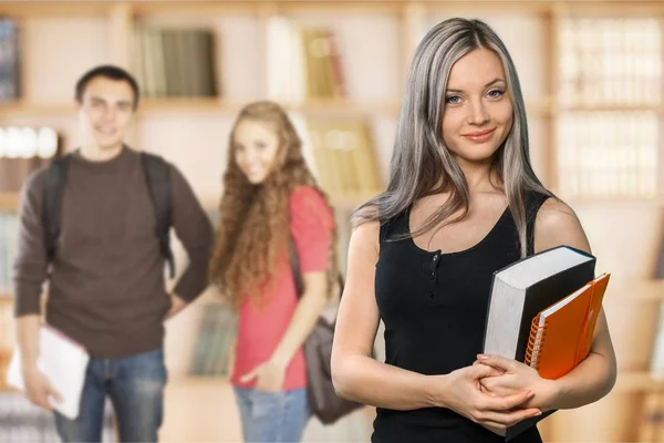 Joven estudiante en la biblioteca — Foto de Stock