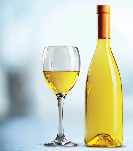 Botella y copa de vino blanco — Foto de Stock