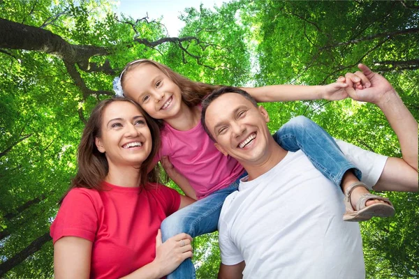Lyckligt leende familj med dotter — Stockfoto