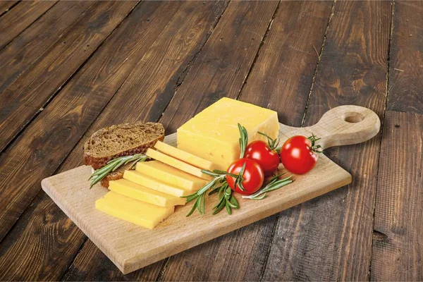 Sýr s rajčaty na palubě — Stock fotografie