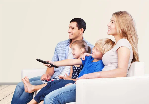 Prachtige mooie familie tv-kijken — Stockfoto