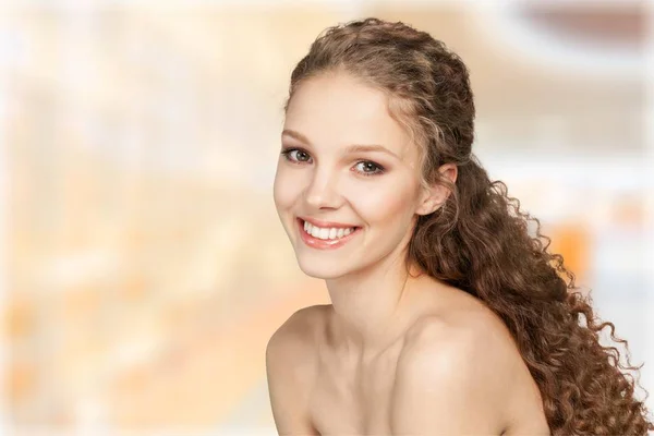 Mujer joven con maquillaje — Foto de Stock